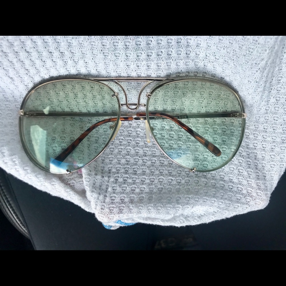 Light framed Aviator Style Sunnies
